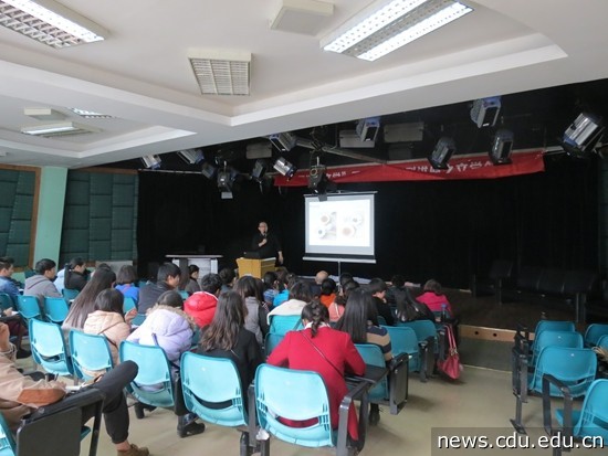 江南大学设计学院副院长熊微到美术学院进行学术交流(图)