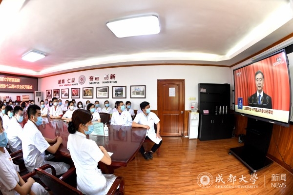 5月21日，四川成都，成都大学附属医院赴湖北援助医疗队队员等医务工作者观看开幕会的电视直播。当日，全国政协十三届三次会议在北京人民大会堂开幕。 (2).jpg