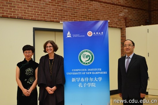 8 UNH常务副校长Lisa MacFarlane博士与孔子学院两任中方院长合影，并回顾两校合作筹建孔院的情景，表示非常珍惜这样的合作机遇.jpg