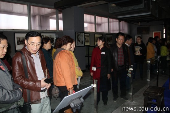图为 党员代表们参观“正面战场馆”.jpg
