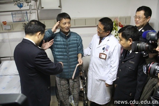 刘军向领导和主治医生敬礼致谢.jpg