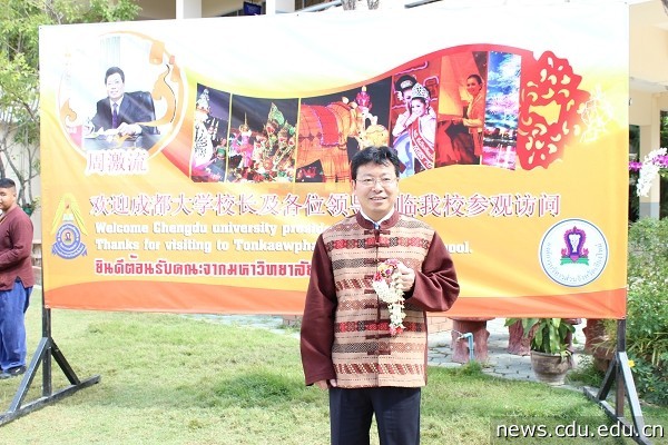 11周激流访问成都大学学生在泰实习学校.jpg