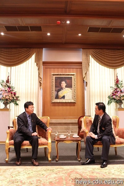 5周激流与泰国国家行政学院副校长会谈.jpg