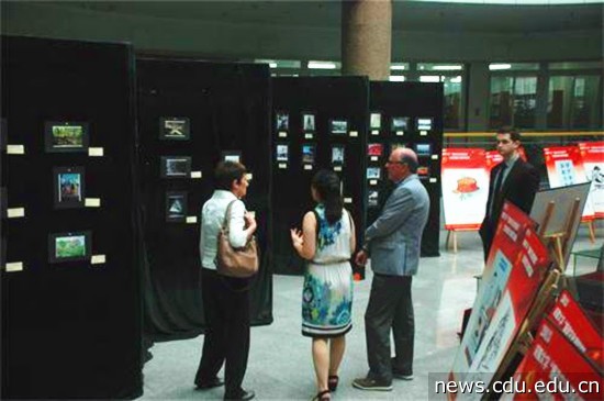 参观图书馆_副本.jpg