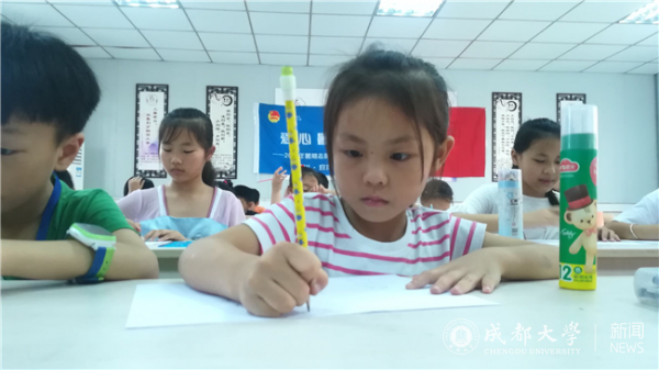 小朋友们全神贯注的投入到绘画当中，他们将各种童趣无限、想象无限的美好图画流露于笔端、画纸之间，每一副都充满想象、缤纷绚丽。.png