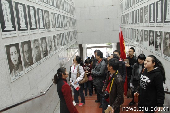 图为 党员代表们参观“中流砥柱馆”.jpg