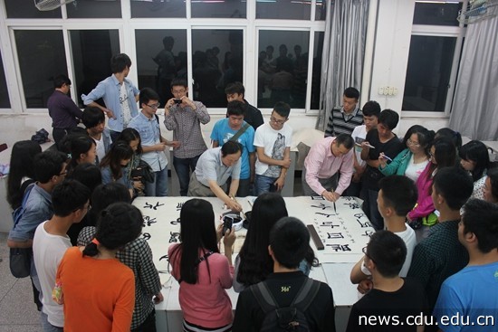 倪文东教授现场书法创作.JPG