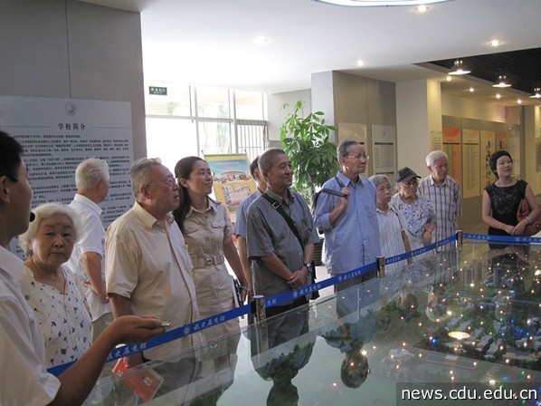 组织老教师参观校史展览.jpg