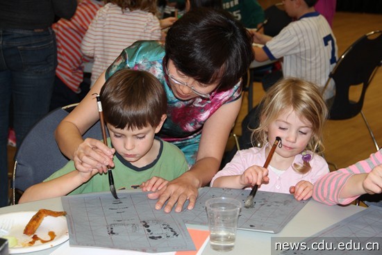 孔子课堂学生学写毛笔字_副本.jpg