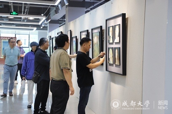 7参观作品.jpg