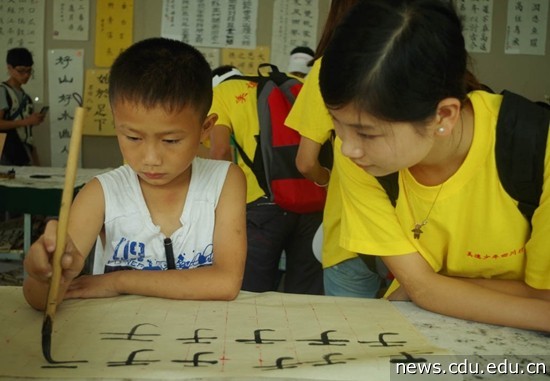 志愿者与绵阳乡村少年宫的小朋友交流书画.JPG