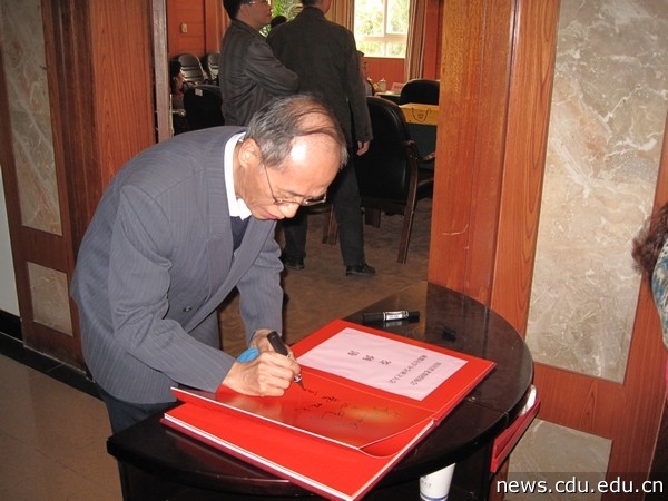 姜文第副秘书长签到照.jpg