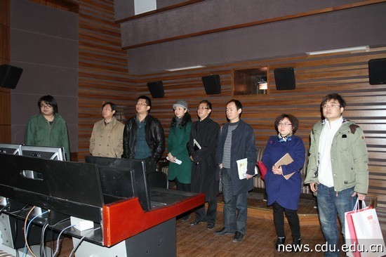 参观南艺传媒学院实验室.jpg