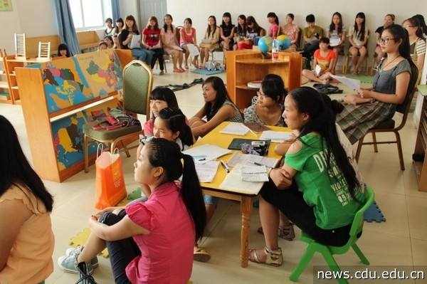 同学们专注地听老师讲解.jpg