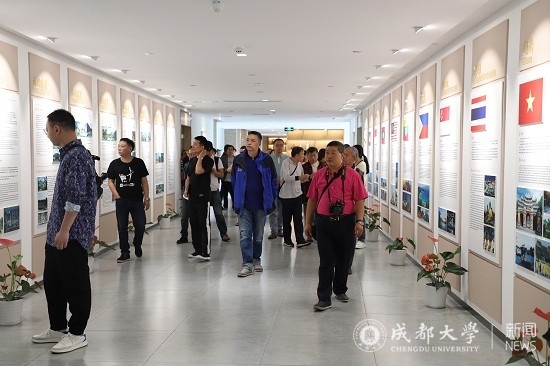 2参观东盟文化长廊.jpg
