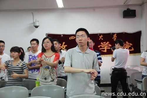 川大研究生学习手语.jpg