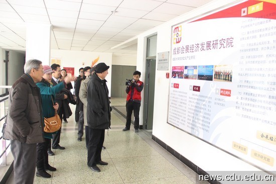 9、专家参观会展研究院.jpg 9、专家参观会展研究院.jpg