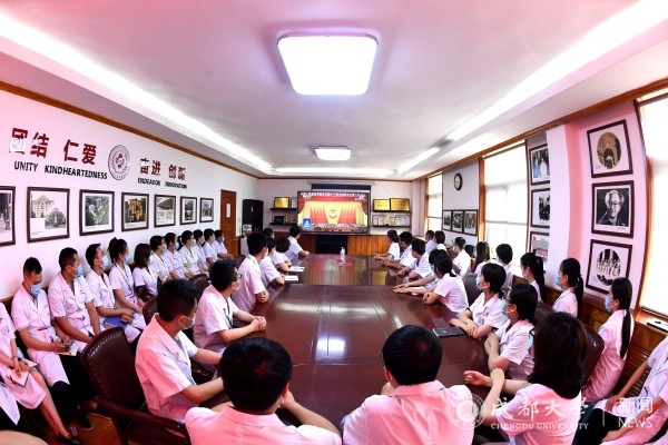 5月21日，四川成都，成都大学附属医院赴湖北援助医疗队队员等医务工作者观看开幕会的电视直播。当日，全国政协十三届三次会议在北京人民大会堂开幕。 (3).jpg