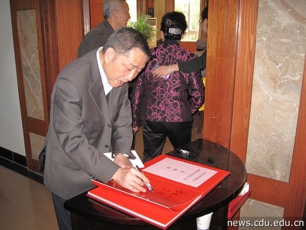 吕重九常委副会长签到照.jpg