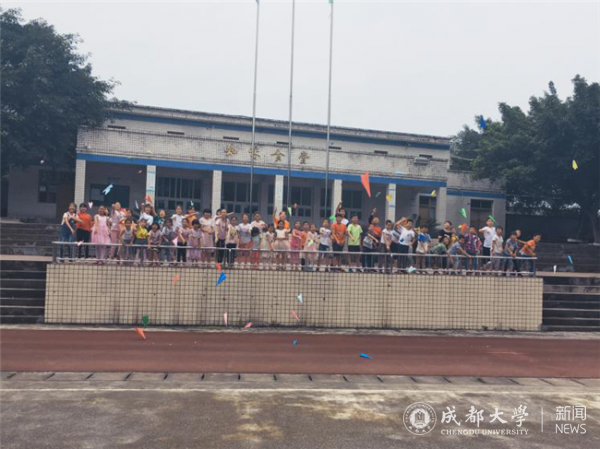 孩子们将自己的梦想写在纸飞机上，在操场上放飞梦想。有的孩子未来想要做医生，希望治好爷爷的病。有的想当一位优秀的教师，知识播种。还有的简单地希望爸爸妈妈不要那么辛苦！每一个纸飞机都承载着一个幼小的梦想。他们在操场上喊着“实现我的梦想”，尽全力使承载着他们梦想的纸飞机飞翔的又高又远。.png