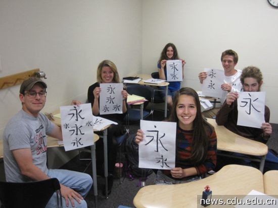 美国新罕布什尔大学孔子学院“孔院日”活动，中国书法比赛2.JPG