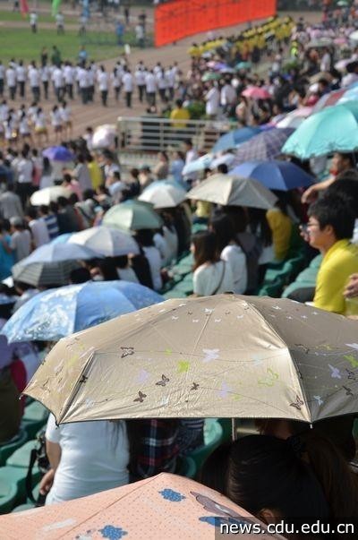 田径运动会开幕，再热的天气也阻挡不了同学们的热情