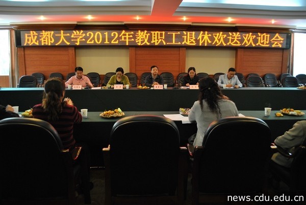 1.我校2012年教职工退休欢送欢迎会场.jpg