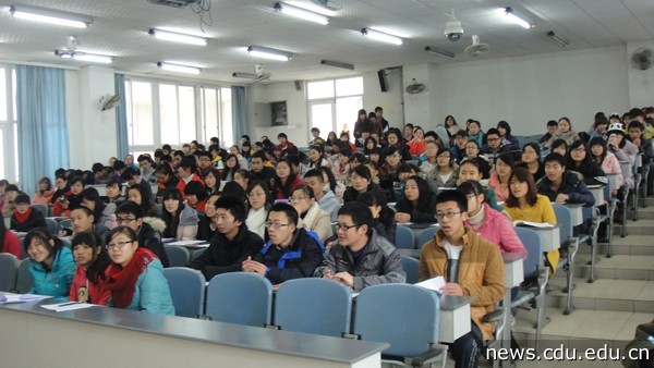 认真聆听的同学们.JPG