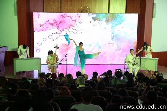 成都大学学生表演琵琶、二胡、书法和古典舞.jpg