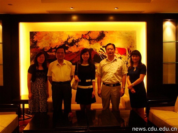 和中国教育发展战略学会常务副会长兼秘书长张双鼓、中国教育发展战略学会副会长李仁和合影.jpg