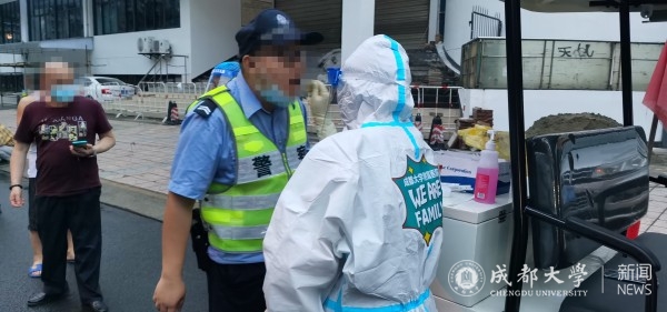 成大附院核酸采样队与社区联动设置流动采样岗，为企业单位驻守员工流动采样 (1).jpg
