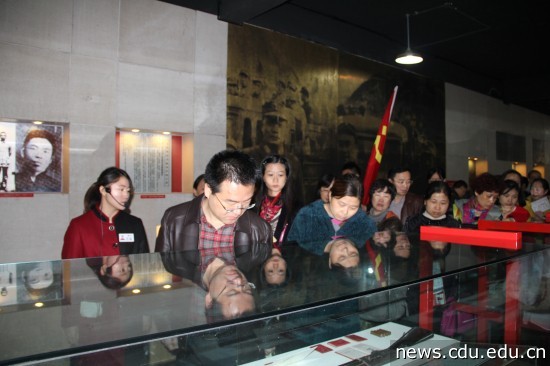 图为 党员代表们参观“不屈战俘馆”.jpg