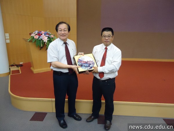 屠火明与义守大学颜志荣副校长合影.jpg