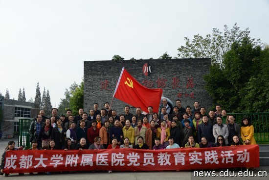 图为党员代表们在博物馆集体合影.jpg