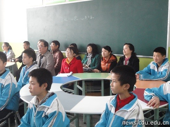 5重庆110中学和四川青爱基地领导观摩龙泉第七中学课堂.JPG