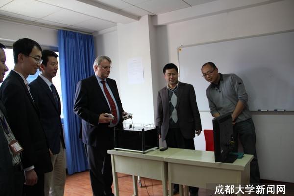 参观腔镜培训中心.jpg