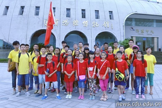 自贡恐龙博物馆合影.JPG