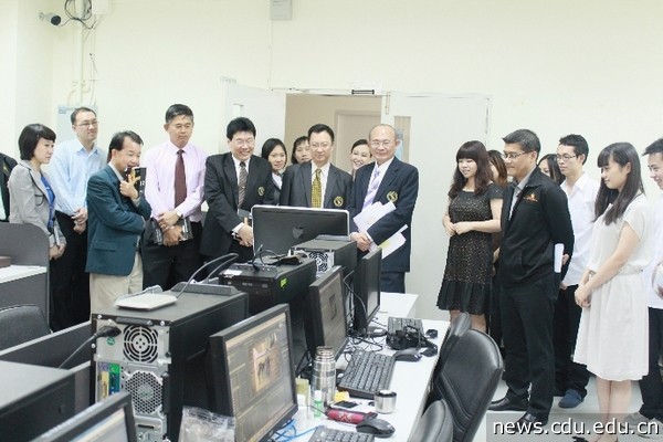 清迈大学校长视察动漫工作组.jpg