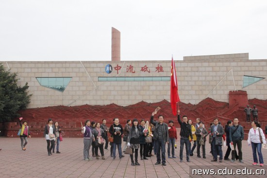 图为 党员代表们在“中流砥柱”展馆前合影.jpg