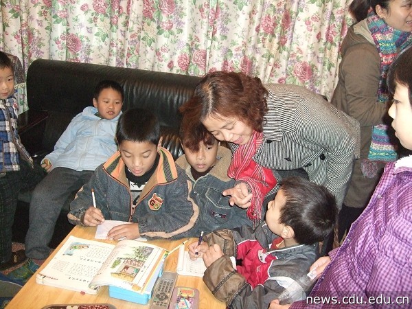 外科支部副书记、外科科护士长汪丽琎看望孩子们.jpg
