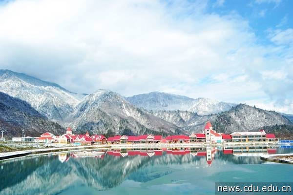 西岭雪山映血湖.jpg
