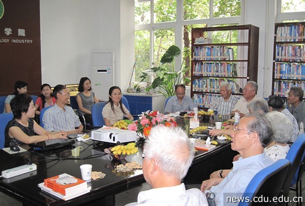 召开教师座谈会.jpg