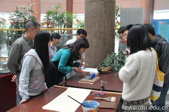 图书馆4.23读者日“雕版印刷版片展览、技艺演示、读者体验”现场1.JPG