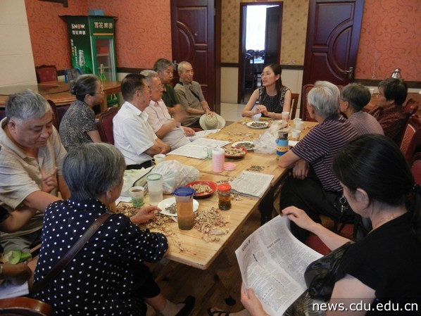 向部分离退休教职工代表通报学校工作.JPG