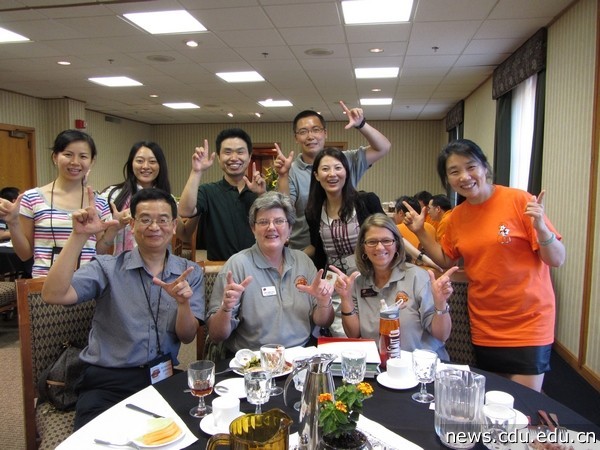 代表团成员与俄克拉荷马州立大学副校长合影.jpg