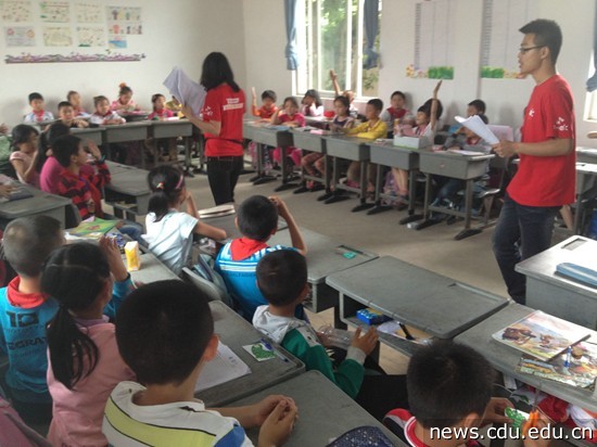 志愿者为周边小学开展开设课堂.jpg
