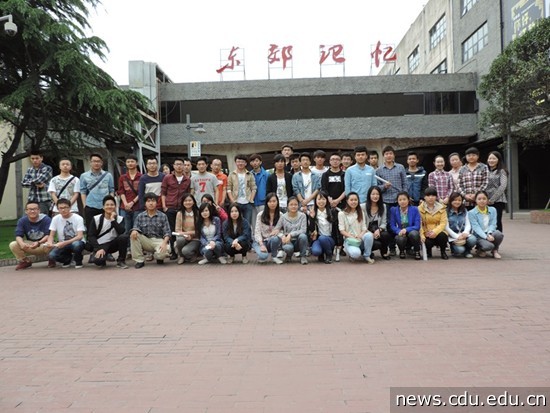 成都大学美术学院吴老师和同学们.JPG