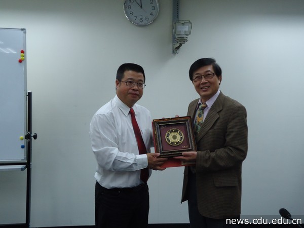 屠火明与高雄大学黄肇瑞校长合影.jpg