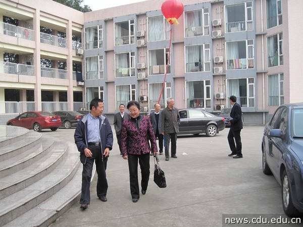 钮小明会长亲率省老教授协会有关领导出席成大分会成立大会.jpg