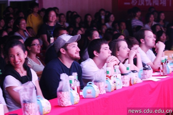 美国新罕布什尔大学孔子学院学生观看演唱会.jpg
